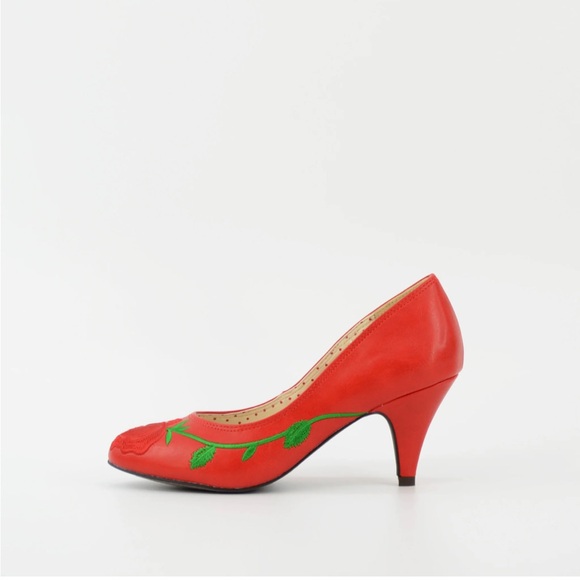 Unique Vintage Red Rose Embroidered Heels Size 7.5 B.A.I.T Footwear - Picture 5 of 9